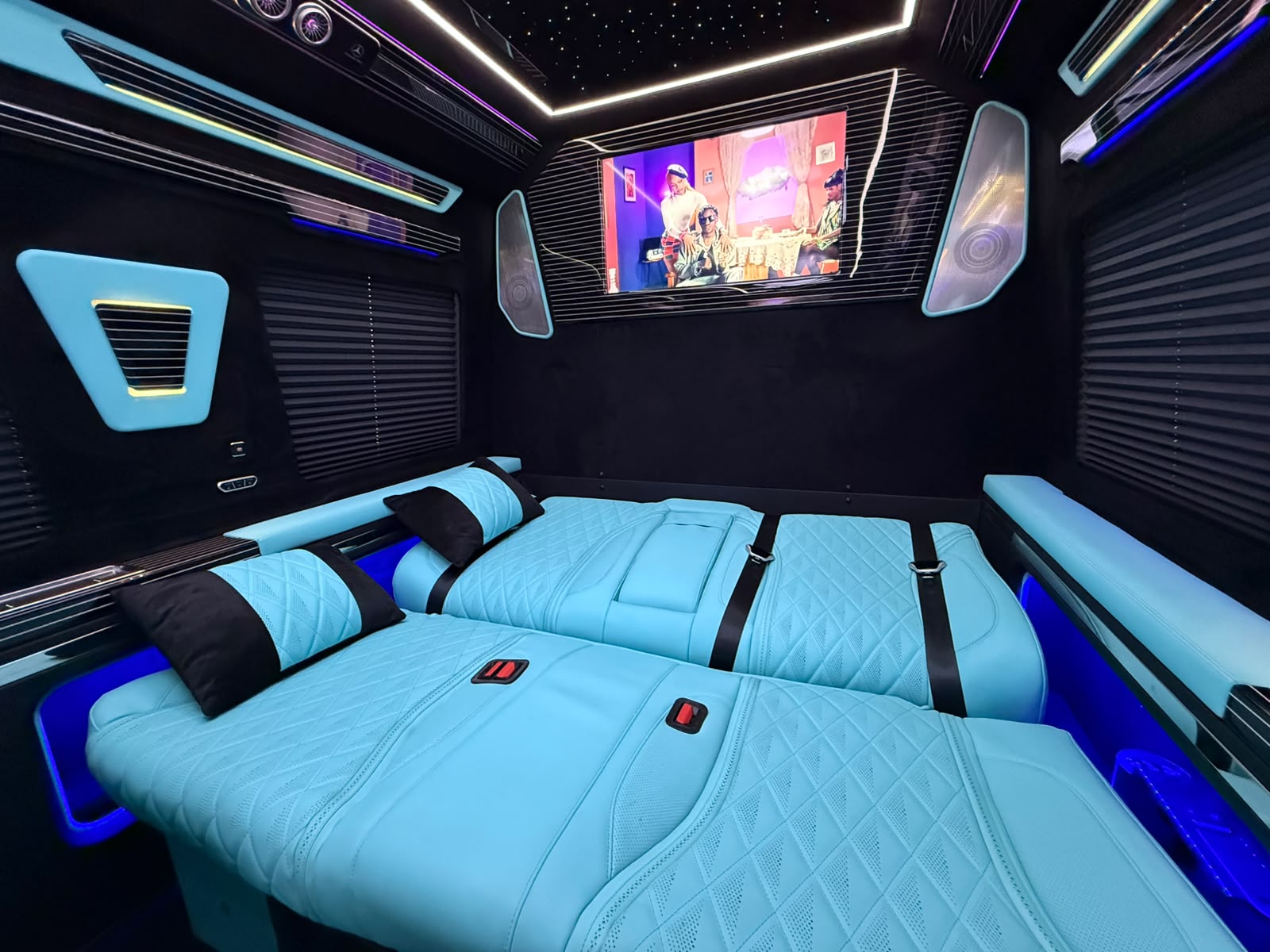 Mercedes-Benz Sprinter yataklı VIP turkuaz iç tasarım