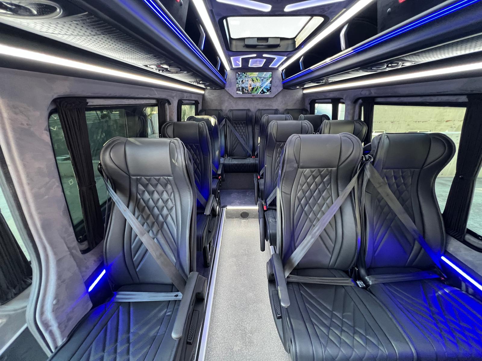 CARBUS Ivory Suite siyah kapitone koltuklar ve mavi ışıklı VIP kabin
