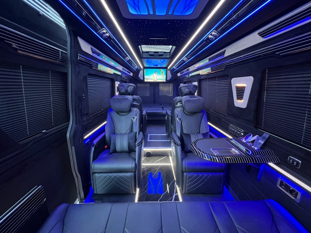 Mercedes-Benz Sprinter Siyah VIP kabin ve mavi ambiyans aydınlatması