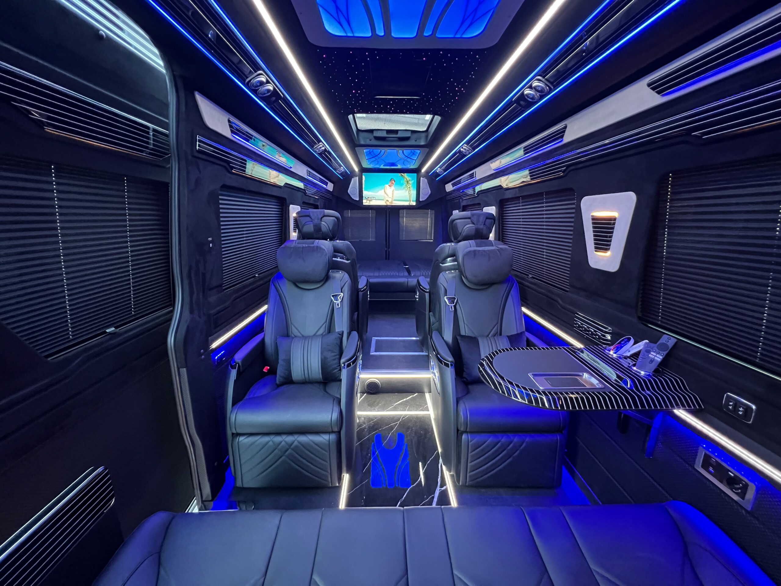 Mercedes-Benz Sprinter Siyah VIP ve mavi ambiyans