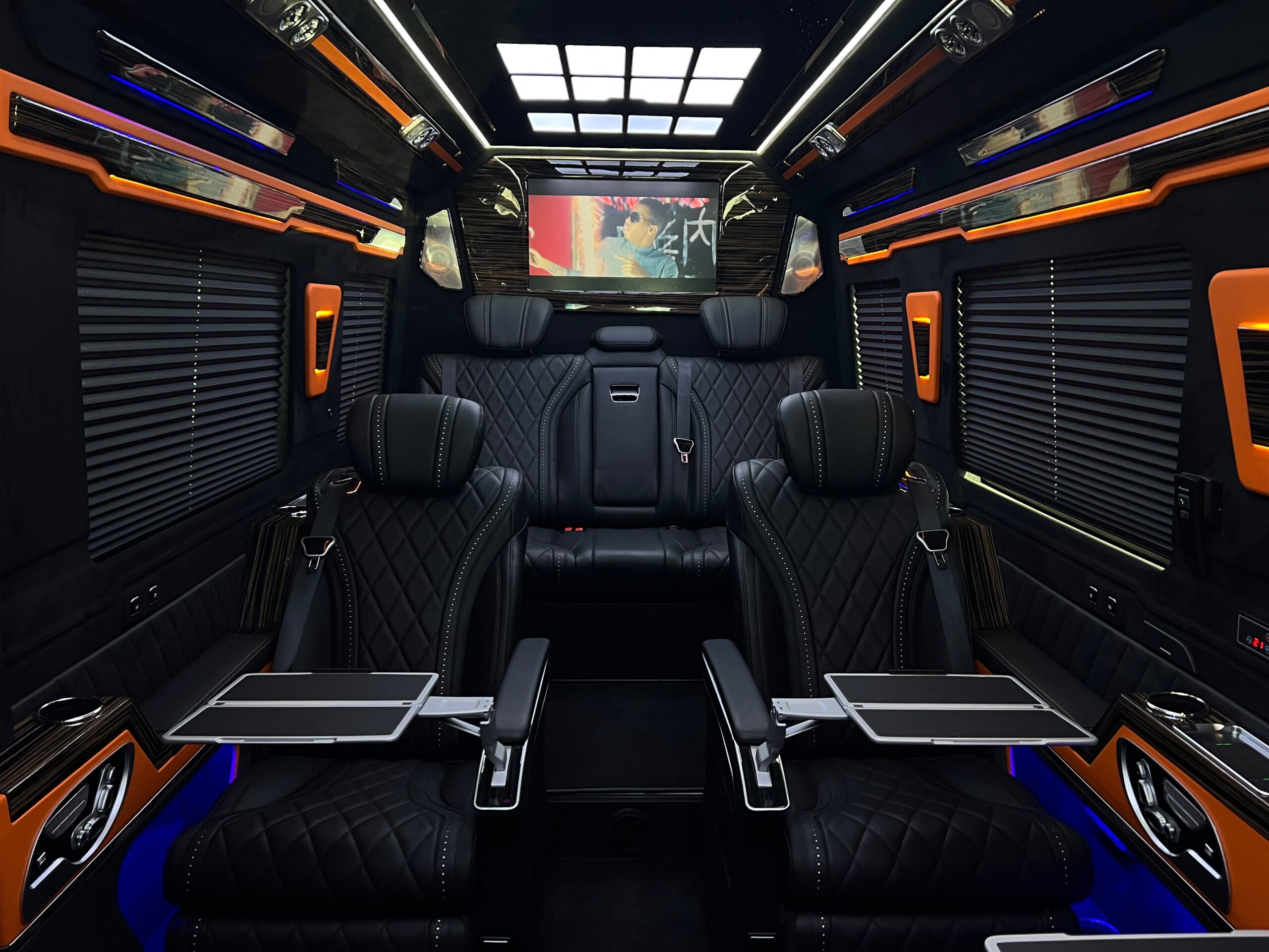 CARBUS Ember Suite siyah ve turuncu VIP kabin